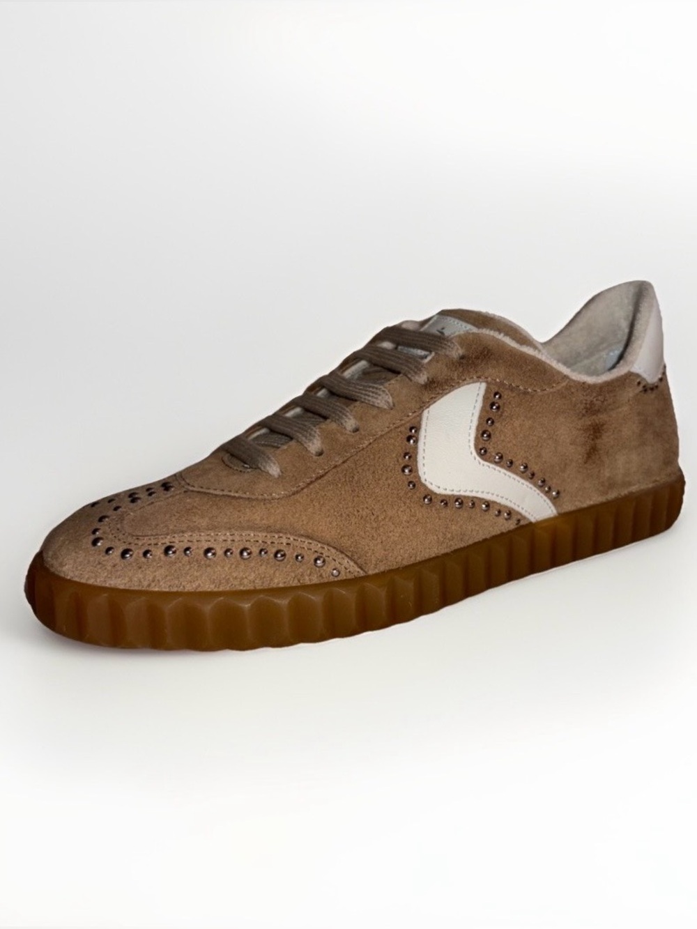 VOILE BLANCHE Ines court sneakers in light brown suede and silver stud detailing